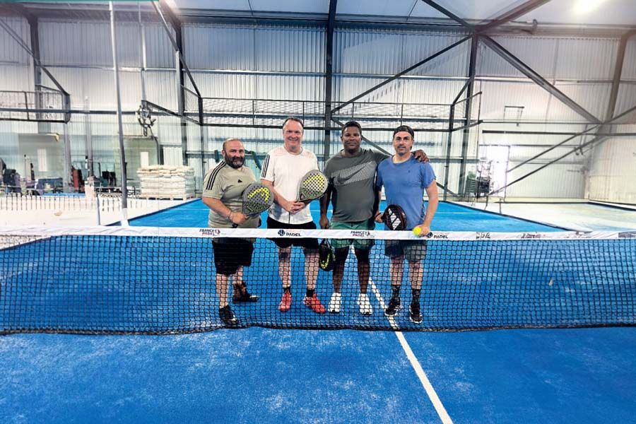 « J'ai désormais une vie familiale ainsi qu'une vie sociale, et je peux,
par exemple, jouer au padel avec des amis », explique Bruno Marty,
maire de La Réole (Gironde, 2e à gauche). « J'ai désormais une vie familiale ainsi qu'une vie sociale, et je peux,
par exemple, jouer au padel avec des amis », explique Bruno Marty,
maire de La Réole (Gironde, 2e à gauche).