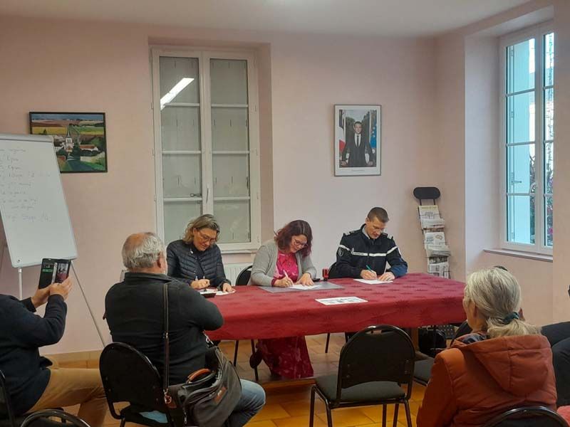 Annabelle Parent, maire de Luzé (au milieu), estime avoir gagné une « sécurité supplémentaire » en signant la convention, en 2025. Annabelle Parent, maire de Luzé (au milieu), estime avoir gagné une « sécurité supplémentaire » en signant la convention, en 2025.