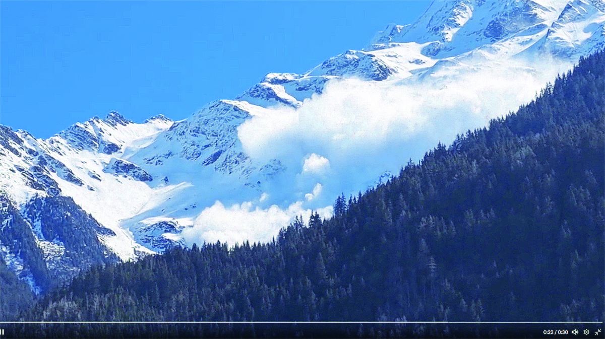 Le 9 avril 2023, une avalanche large 
de 500 m, avec un dénivelé de 1 600 m,  se déclenche sur les hauteurs des Contamines-Montjoie (74), en amont du glacier d'Armancette. Elle emporte six skieurs dont un guide de la ­station. Aucune alerte n'avait été émise par Météo France. 