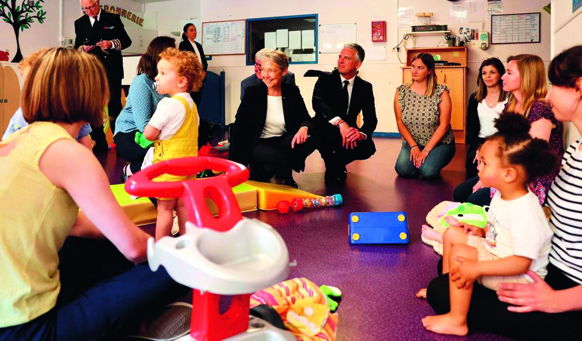 La Première ministre, Élisabeth Borne, dans une crèche à Angers (49), le 1er juin 2023, où elle a annoncé la création de 100 000 places d'accueil supplémentaires d'ici à 2027.