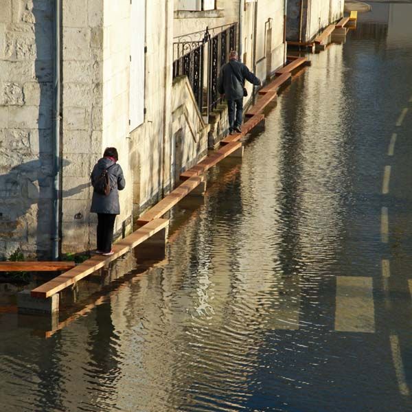 Depuis le 1er janvier 2024, les frais de relogement d'urgence des personnes peuvent être pris en charge par la garantie lorsque leur résidence principale n'est plus propre à l'habitation à cause d'une telle catastrophe naturelle (décret n° 2022-1737 du 30 décembre 2022).