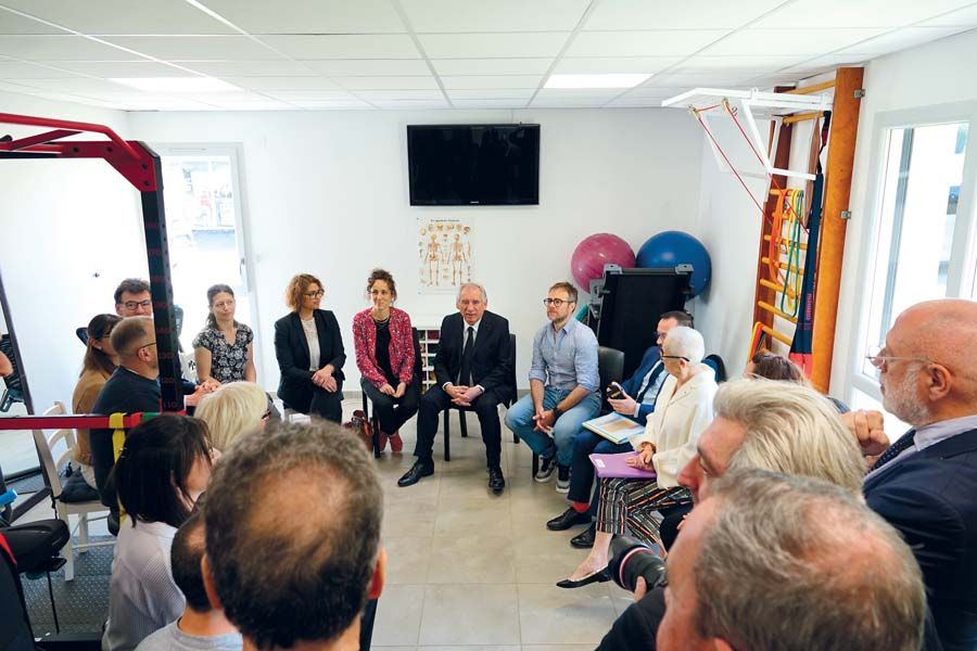 François Bayrou, Premier ministre, lors d'un déplacement dans une maison de santé à Puycapel (15), le 25 avril, où il a rencontré des professionnels. François Bayrou, Premier ministre, lors d'un déplacement dans une maison de santé à Puycapel (15), le 25 avril, où il a rencontré des professionnels.