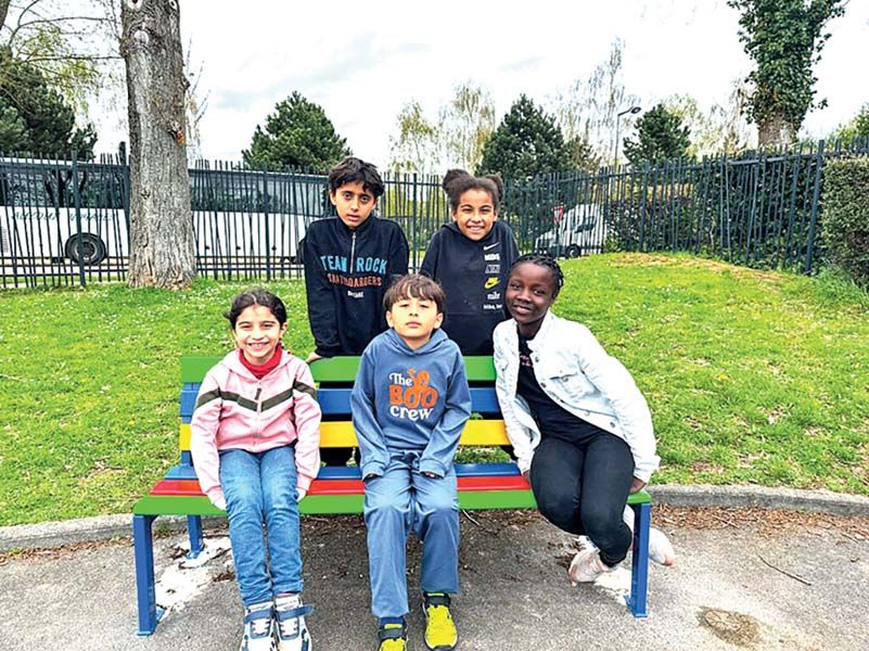 Le banc de l'amitié est un sas de répit, de bien-être et de dialogue pour des enfants isolés ou harcelés.