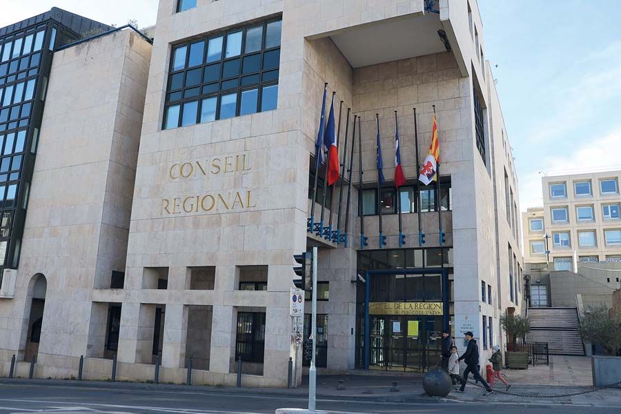 Les régions devraient piloter les volets régionaux des plans de partenariat et négocier directement avec la Commission européenne. Les régions devraient piloter les volets régionaux des plans de partenariat et négocier directement avec la Commission européenne.