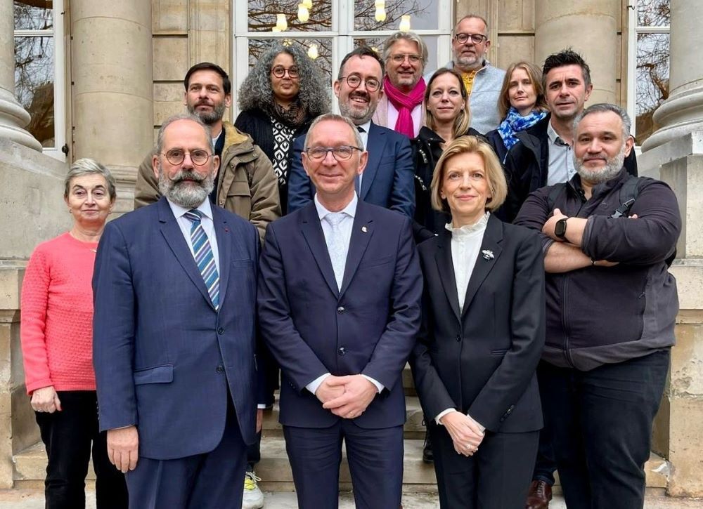 Quelques artisans du protocole d'accord sur la PSC dans territoriale, transposé le 11 décembre par un vote conforme de l'Assemblée nationale, se réjouissent de cette nouvelle étape. Au premier plan de gauche à droite, Philippe Laurent, président du CSFPT, Stéphane Delautrette, député et rapporteur, Isabelle Florennes, sénatrice autrice de la proposition de loi. Quelques artisans du protocole d'accord sur la PSC dans territoriale, transposé le 11 décembre par un vote conforme de l'Assemblée nationale, se réjouissent de cette nouvelle étape. Au premier plan de gauche à droite, Philippe Laurent, président du CSFPT, Stéphane Delautrette, député et rapporteur, Isabelle Florennes, sénatrice autrice de la proposition de loi.