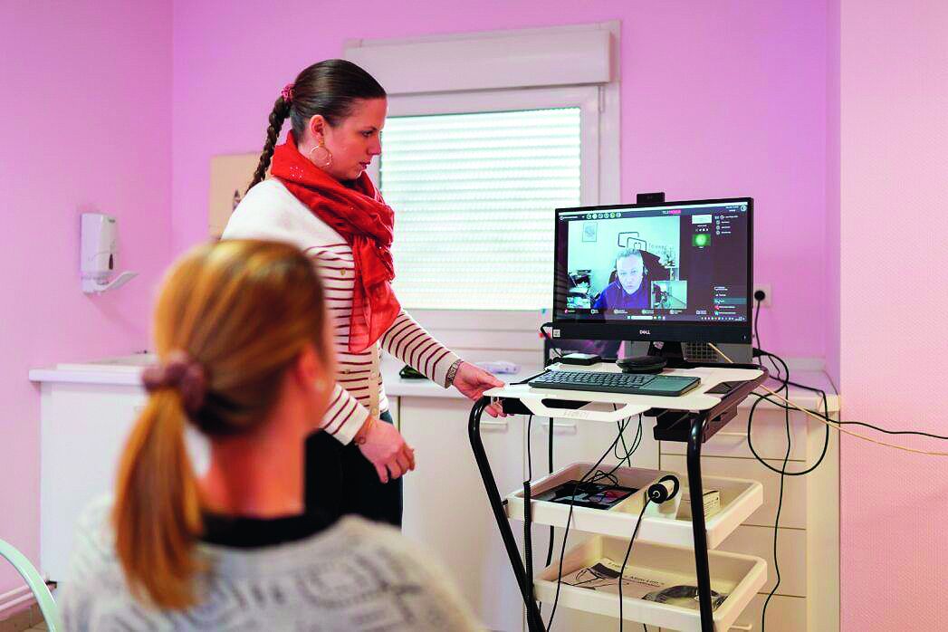 La téléconsultation des patients est assurée par un médecin en exercice sur le territoire et non par un pool de praticiens à distance.