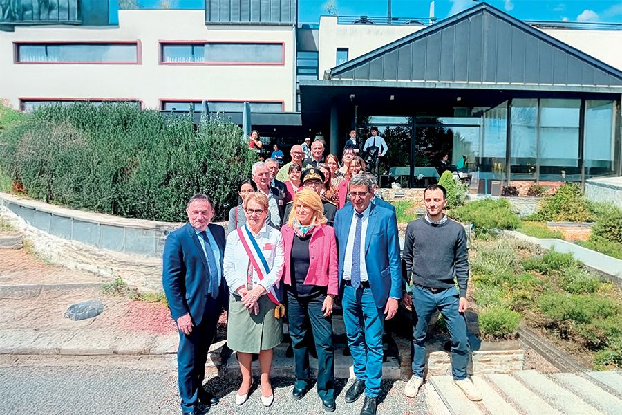 Les équipes de Luzy (Nièvre) et sa maire, Jocelyne Guérin, mobilisées pour la visite, en 2023, de la ministre Dominique Faure. Un temps à la fois protocolaire, préparé avec la préfecture, et humain dans la mobilisation des élus et des agents communaux. 