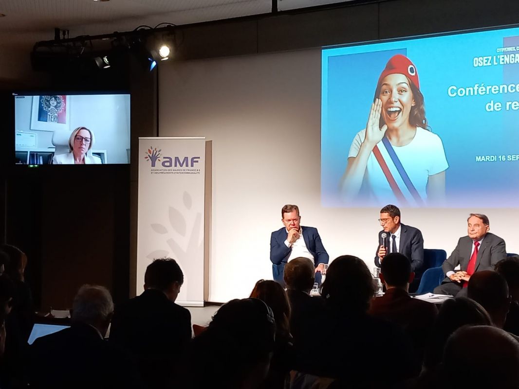 David Lisnard a rappelé que « depuis 2010, les prélèvements sur les ressources du bloc commune-EPCI via la dotation globale de fonctionnement (DGF) représentent 82 milliards d'euros ! ». David Lisnard a rappelé que « depuis 2010, les prélèvements sur les ressources du bloc commune-EPCI via la dotation globale de fonctionnement (DGF) représentent 82 milliards d'euros ! ».