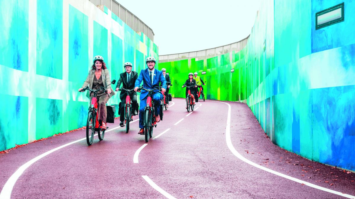 Colorée, séparée du trafic routier, la piste cyclable relie Romagné à Saint-­Sauveur-des-Landes (35) et s'inscrit dans un projet global d'intermodalité.