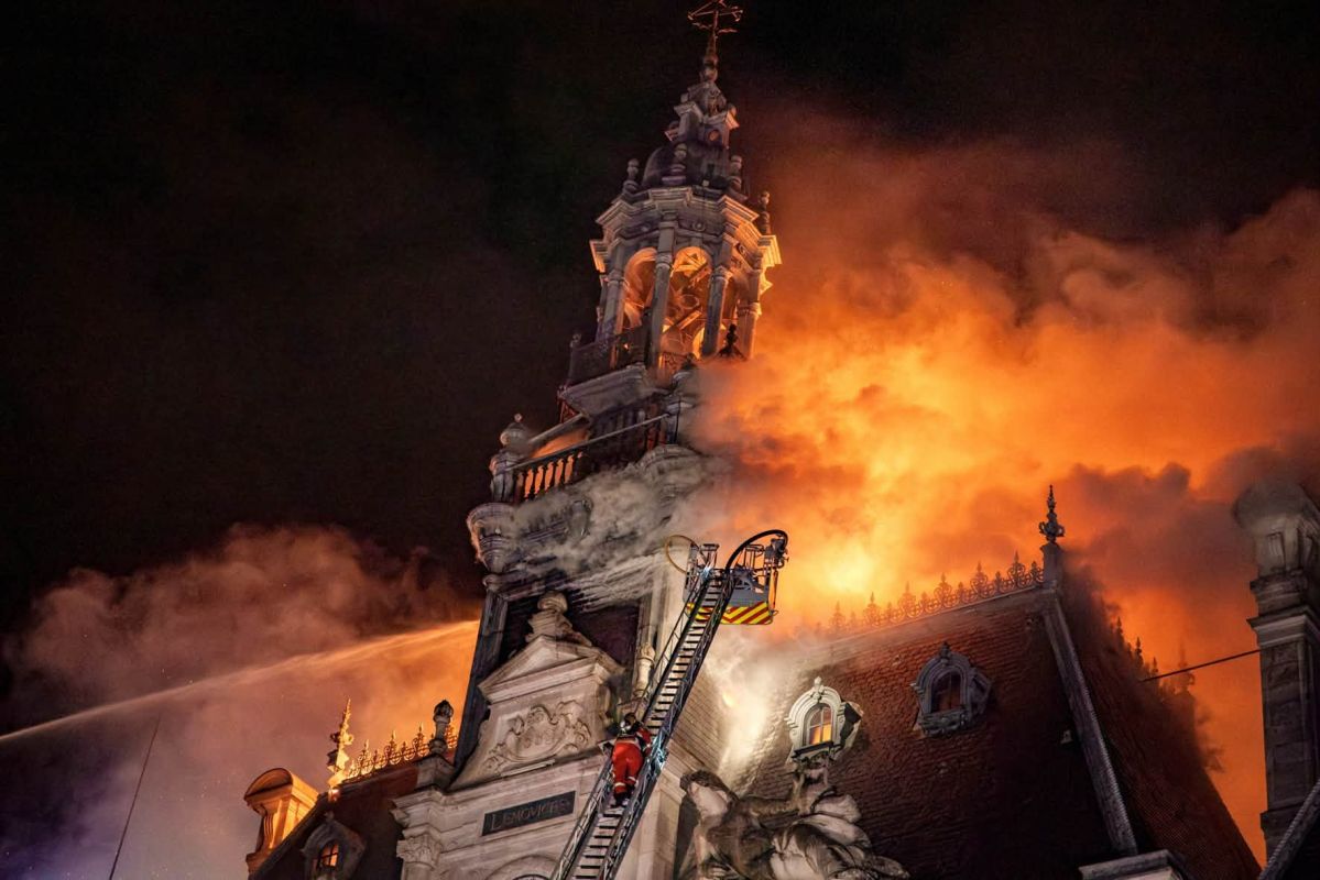 L'Hôtel de ville de Limoges en feu, samedi 17 octobre 2026. L'Hôtel de ville de Limoges en feu, samedi 17 octobre 2026.