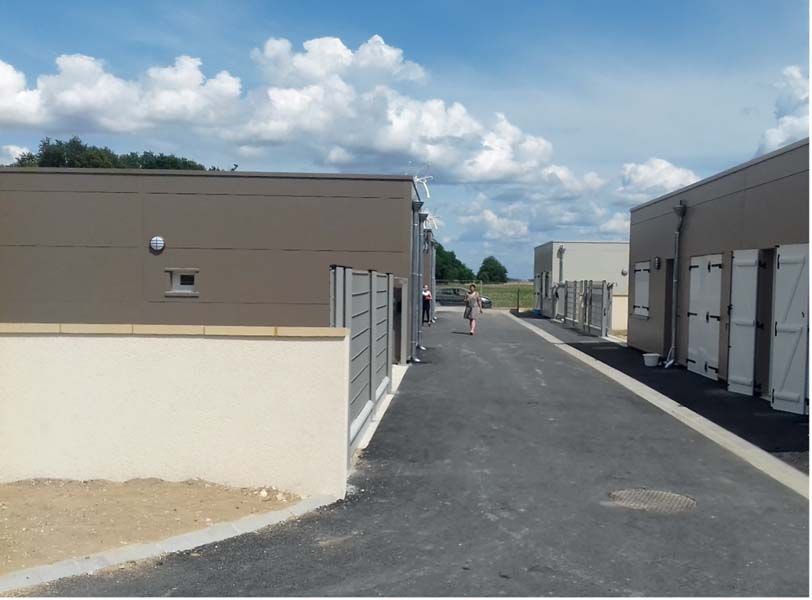 À Vineuil (41), des logements de type T2 à vocation sociale sont occupés par des gens du voyage qui ont choisi de s'installer un temps. 
Un coût d'environ 600 000 euros : la ville a offert le foncier, le bailleur gère l'ensemble immobilier.