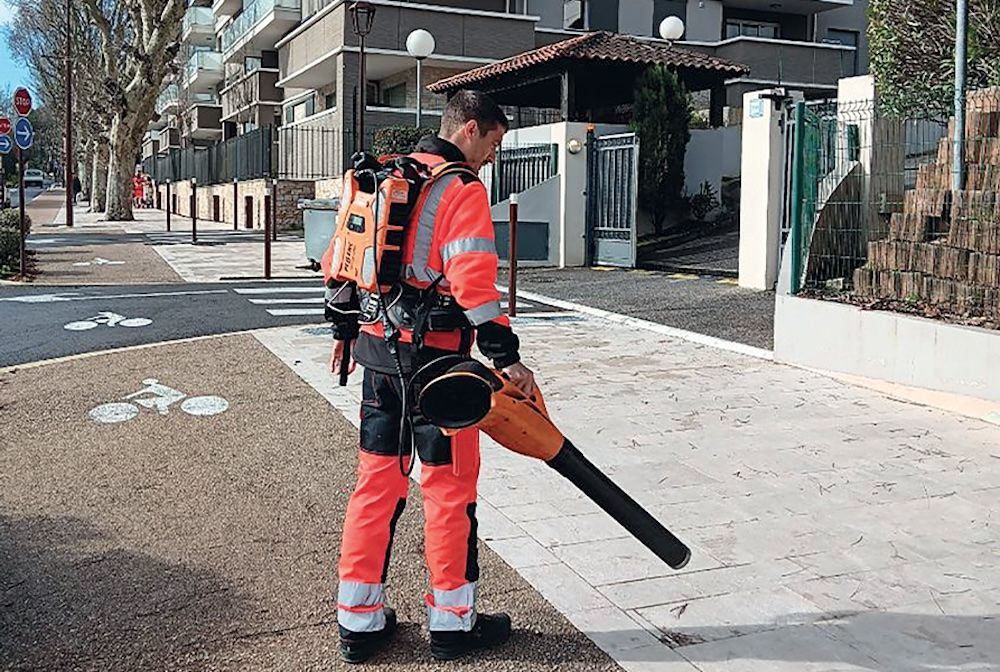 Mougins (06) a équipé ses agents « environnement » d'outils moins bruyants. Elle propose aussi à ses résidents une subvention pouvant aller jusqu'à 200 euros pour l'achat de souffleurs électriques neufs. Mougins (06) a équipé ses agents « environnement » d'outils moins bruyants. Elle propose aussi à ses résidents une subvention pouvant aller jusqu'à 200 euros pour l'achat de souffleurs électriques neufs.