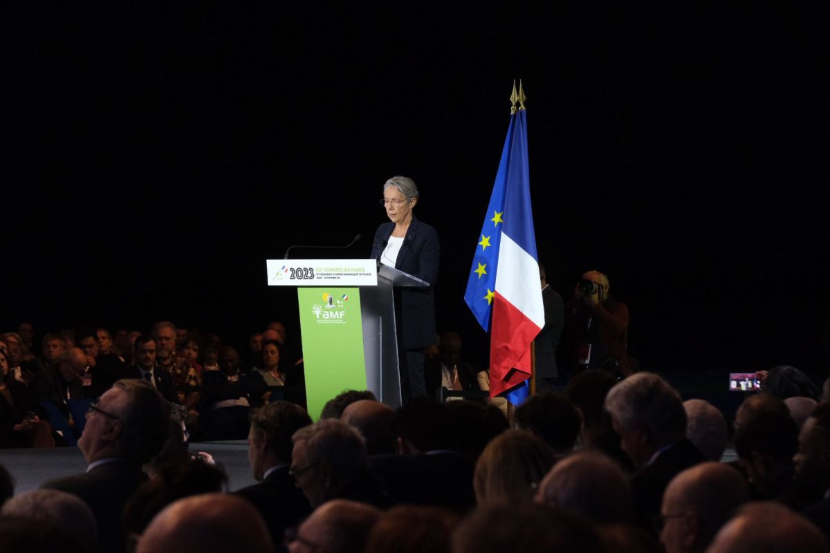 En clôture du congrès de l'Association des maires de France, le 23 novembre 2023, la Première ministre, Élisabeth Borne, a assuré vouloir &#171; donner les moyens d'agir &#187; aux communes. 