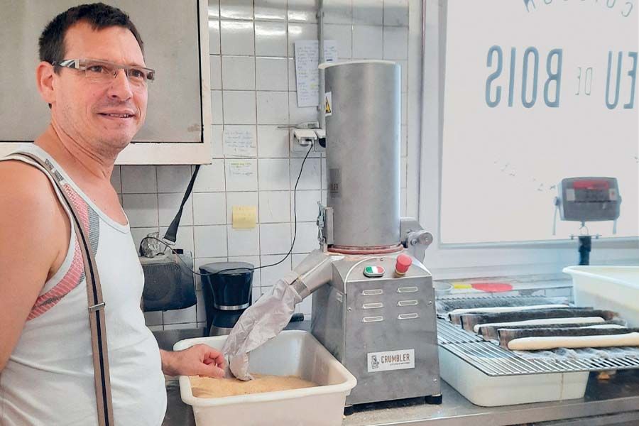 Les boulangers du Pays de Thiérache (02) testent le Crumbler, une machine qui broie le pain rassis invendu et permet d'utiliser la poudre obtenue pour fabriquer du pain, des viennoiseries.