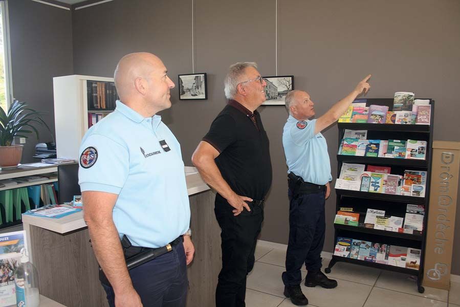 Yves Lafaury, maire d'Épinouze (26), a fait appel à deux référents sûreté, les adjudants-chefs Yann Demoyen et Hervé Léanni, son village étant confronté à une progression des incivilités.