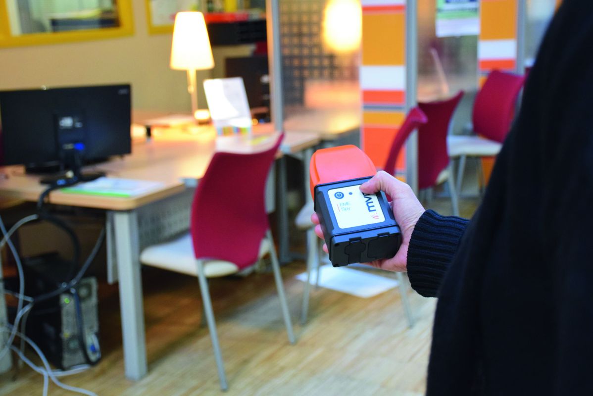 La mairie de Bourges s'est équipée d'un dosimètre capable de détecter les émissions de bornes wifi, de micro-ondes, de baby phone...