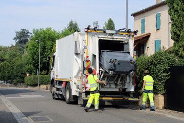 Le décret du 27 juillet 2026 supprime l'obligation de collecte hebdomadaire des ordures ménagères résiduelles (OMR) par les communes ou leurs groupements. Le décret du 27 juillet 2026 supprime l'obligation de collecte hebdomadaire des ordures ménagères résiduelles (OMR) par les communes ou leurs groupements.