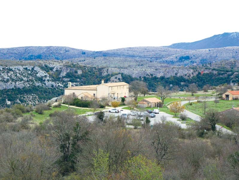 À Saint-Maurice-Navacelles (34), une antenne relais a été cachée dans une cheminée (à gauche sur la photo), la commune étant située dans un site protégé.