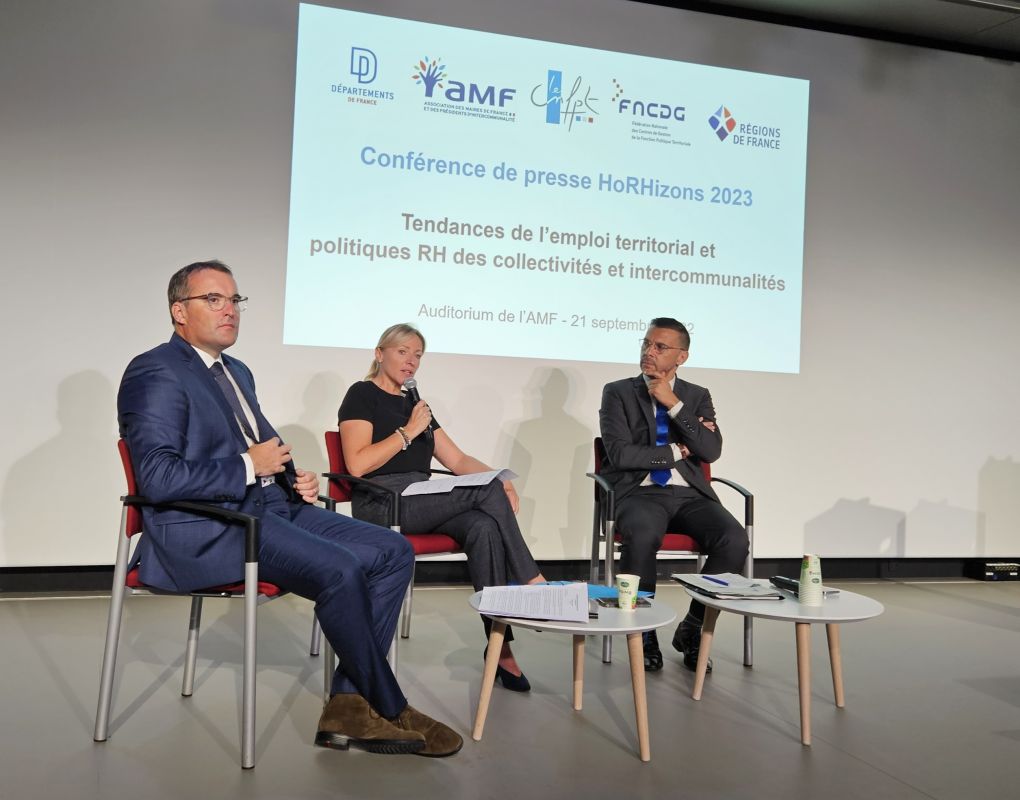 Le 1er vice-président de la FNCDG, Vincent Le Meaux (à gauche), la secrétaire générale de l'AMF, Murielle Fabre (au centre), et Yohann Nédélec (à droite), administrateur du CNFPT, lors de la présentation de la 8e édition du Baromètre HoRHizons sur les tendances de l'emploi public local, le 2 octobre 2023.