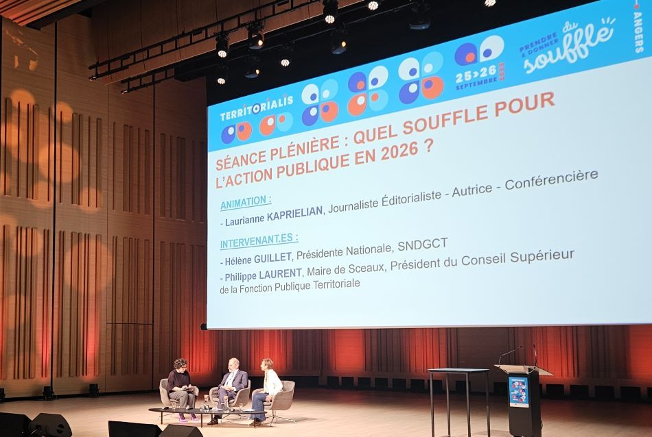 Philippe Laurent, maire de Sceaux, vice-président de l'AMF (au centre de la photo) et Hélène Guillet, présidente du Syndicat national des directions générales des collectivités territoriales (à droite) ont imaginé l'action publique 2026 aux Assises Territorialis, 26 septembre 2025, Angers. Philippe Laurent, maire de Sceaux, vice-président de l'AMF (au centre de la photo) et Hélène Guillet, présidente du Syndicat national des directions générales des collectivités territoriales (à droite) ont imaginé l'action publique 2026 aux Assises Territorialis, 26 septembre 2025, Angers.