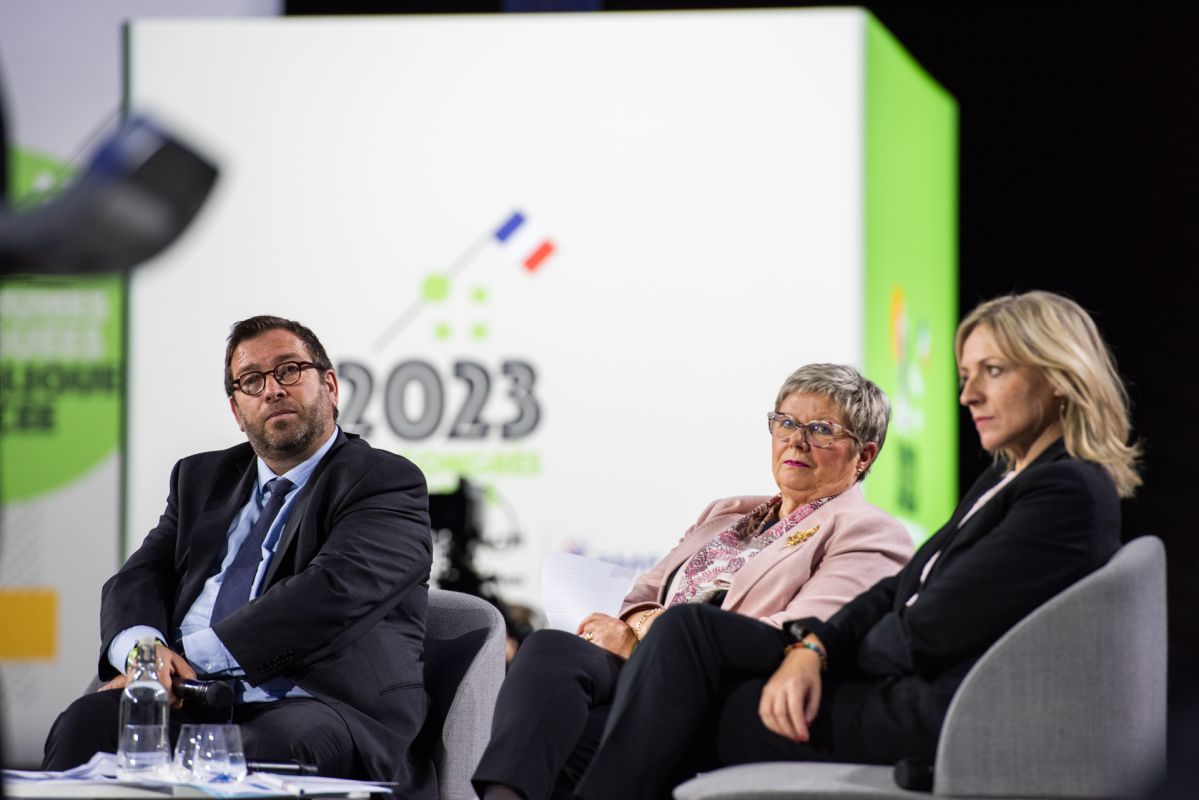 Frédéric Roig, maire de Pégairolles-de-l'Escalette (34), Catherine Lhéritier, maire de Valloire-sur-Cisse (41), et Murielle Fabre, maire de Lampertheim (67), lors du débat " Etre élu local, les réalités d'un engagement toujours plus exigeant ", le 22 novembre 2023, au 105e Congrès des maires.