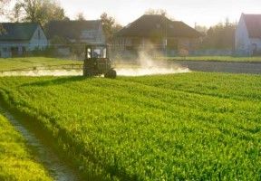 Les agriculteurs doivent respecter des zones de non-traitement des sols, avec des possibilités de dérogations en cas d'accord local. Et ce, s'ils emploient le matériel de pulvérisation le plus performant pour l'environnement. Les agriculteurs doivent respecter des zones de non-traitement des sols, avec des possibilités de dérogations en cas d'accord local. Et ce, s'ils emploient le matériel de pulvérisation le plus performant pour l'environnement.