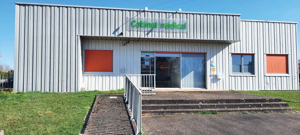 Classée en « zone rouge », la commune de Châteauneuf-la-Forêt (87) bénéficie depuis octobre 2025 d'un médecin volontaire à raison d'une demi-journée par mois.   