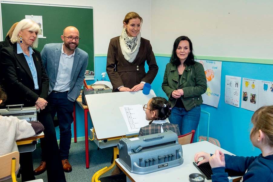 Charlotte Parmentier-Lecocq, ministre chargée de l'Autonomie et du Handicap (3e en partant de la gauche), s'est rendue, le 9 janvier, à l'Institut des jeunes aveugles de Lille, en présence notamment de Brigitte Liso, députée du Nord (1re à gauche). 