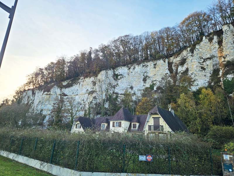 Le 20 novembre 2025, le conseil municipal de Rives-en-Seine a acté le rachat pour démolition de quatre maisons situées au pied de falaises de craie instables (dont
celle en photo). Le 20 novembre 2025, le conseil municipal de Rives-en-Seine a acté le rachat pour démolition de quatre maisons situées au pied de falaises de craie instables (dont
celle en photo).