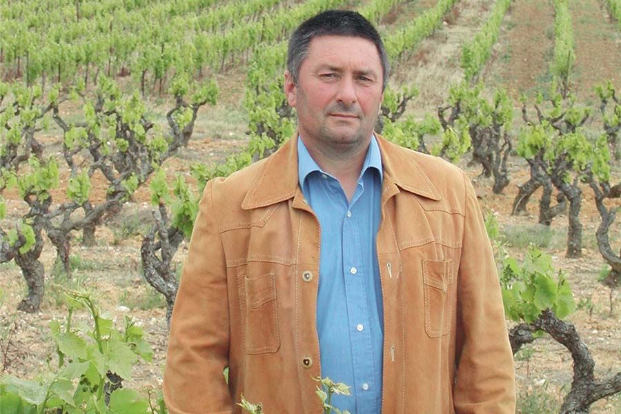 Christophe Téna, maire de Fontjoncouse (139 habitants, Aude) : " Le site squatté est desservi par deux routes où les gendarmes filtrent, verbalisent. "   