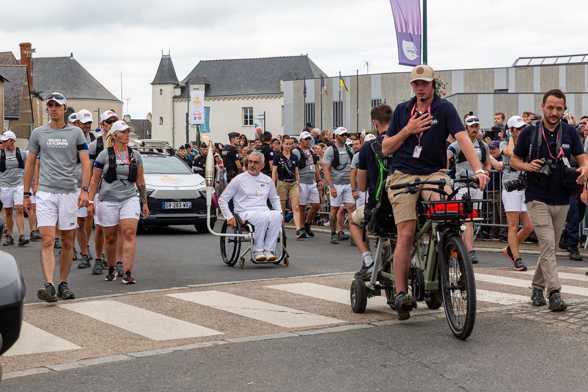 La flamme olympique a parcouru le Pays d'Ancenis (44) en passant par Ligné (photo), le 5 juin. Cette ville étape a budgété 17 000 € pour 
l'organisation, la sécurité et l'animation.  