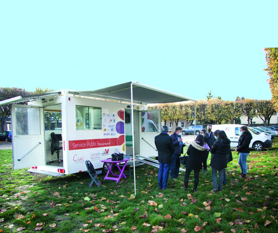 Depuis 2020, le &#171; bus des services &#187; du centre intercommunal ­d'action sociale de Carnelle Pays-de-France (95) circule dans les 19 communes de ce territoire. Labellisé France services, il est un précieux relais pour les habitants.