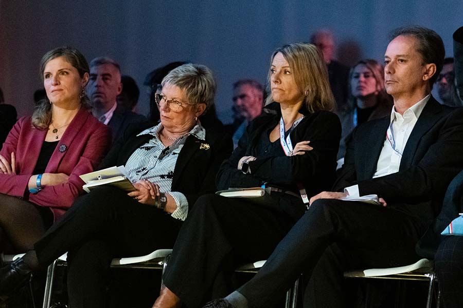 Catherine Lhéritier, maire de Valloire-sur-Cisse (41, 2e à gauche), aux côtés de Constance de Pélichy, députée du Loiret (à gauche), a confirmé que " les établissements publics fonciers sont très précieux pour les petites communes qui n'ont pas de capacité d'ingénierie en interne ". Catherine Lhéritier, maire de Valloire-sur-Cisse (41, 2e à gauche), aux côtés de Constance de Pélichy, députée du Loiret (à gauche), a confirmé que " les établissements publics fonciers sont très précieux pour les petites communes qui n'ont pas de capacité d'ingénierie en interne ".