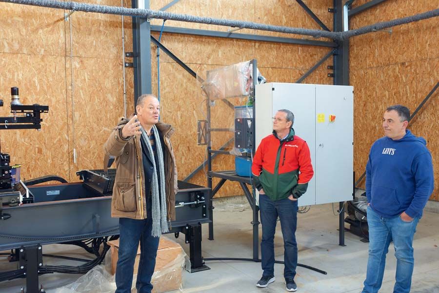 Pour Francis Cros, conseiller municipal de la Salvetat-sur-Agout (34,
à gauche), le contrat avec l'ONF sécurise un approvisionnement régulier de la scierie. Pour Francis Cros, conseiller municipal de la Salvetat-sur-Agout (34,
à gauche), le contrat avec l'ONF sécurise un approvisionnement régulier de la scierie.