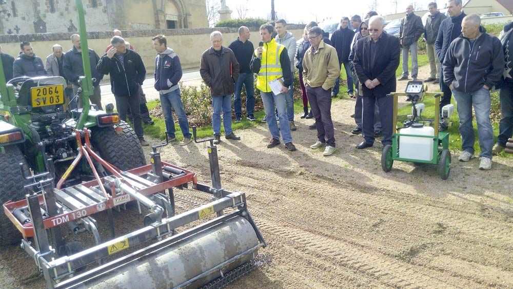 À Bessay-sur-Allier (03), des élus ont assisté à une démonstration pour traiter les espaces extérieurs sans produits phytosanitaires, en présence d'un expert local de la Fredon. À Bessay-sur-Allier (03), des élus ont assisté à une démonstration pour traiter les espaces extérieurs sans produits phytosanitaires, en présence d'un expert local de la Fredon.