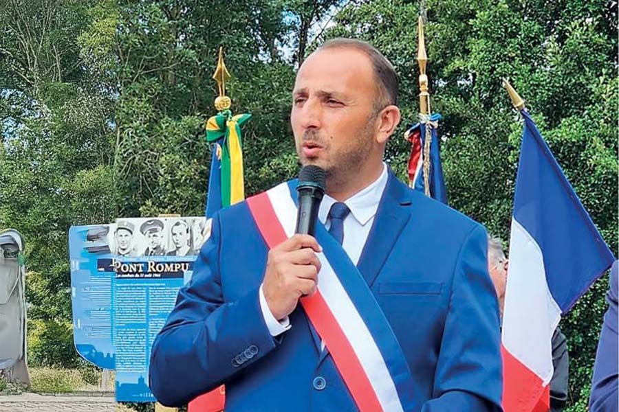 Renaud Pfeffer, maire de Mornant (69), assure que « chaque projet artistique fait l'objet d'une discussion entre le tissu associatif et les élus, de réunions de quartier et même le conseil municipal des enfants participe ». Renaud Pfeffer, maire de Mornant (69), assure que « chaque projet artistique fait l'objet d'une discussion entre le tissu associatif et les élus, de réunions de quartier et même le conseil municipal des enfants participe ».