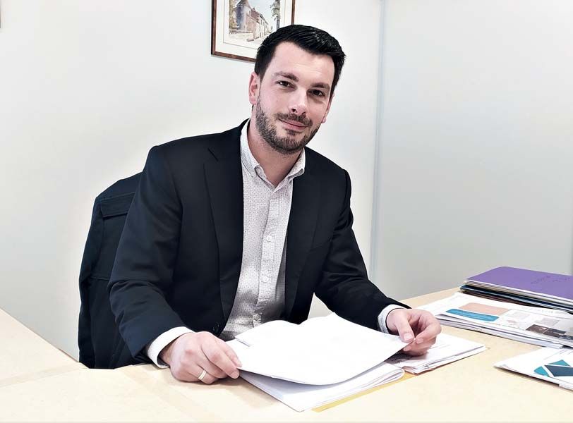 Même si son mandat de maire de Champagne-Mouton (880 habitants, Charente) altère son activité d'avocat, Benoît Gagnadour se représente en 2026 : &#171; Est-ce que je le regretterai ? Je ne le pense pas mais l'avenir nous le dira. &#187;