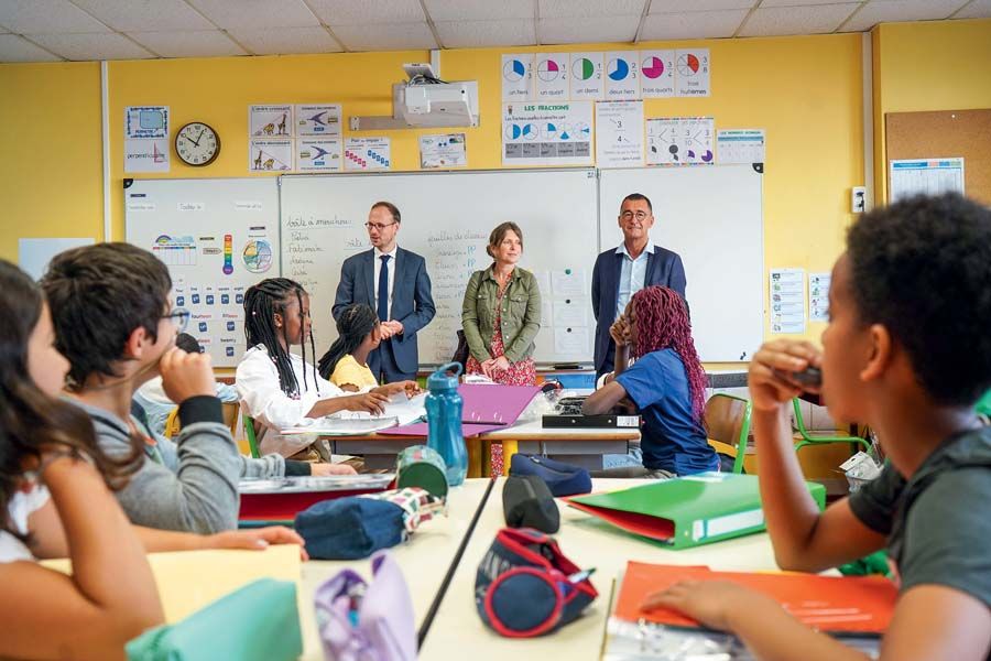 Accompagné de ses deux adjoints, Florian Bercault, maire de Laval (53, 1er à gauche), effectue une traditionnelle tournée des écoles depuis son élection en 2020. Objectif : se présenter, rappeler le rôle des élus et « semer les graines de l'engagement dès l'enfance ». Accompagné de ses deux adjoints, Florian Bercault, maire de Laval (53, 1er à gauche), effectue une traditionnelle tournée des écoles depuis son élection en 2020. Objectif : se présenter, rappeler le rôle des élus et « semer les graines de l'engagement dès l'enfance ».