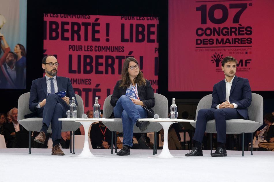 « On voit une érosion depuis presque un demi-siècle du nombre des jeunes maires », confirme Martial Foucault, professeur des universités à Sciences Po Paris et directeur du CEVIPOF (à gauche), aux côtés de Marion Houetz, maire de Jaujac (07) et Florent Rossi, conseiller municipal d'Auribeau-sur-Siagne (06) et président de l'Association nationale des jeunes élus de France (Ajef) « On voit une érosion depuis presque un demi-siècle du nombre des jeunes maires », confirme Martial Foucault, professeur des universités à Sciences Po Paris et directeur du CEVIPOF (à gauche), aux côtés de Marion Houetz, maire de Jaujac (07) et Florent Rossi, conseiller municipal d'Auribeau-sur-Siagne (06) et président de l'Association nationale des jeunes élus de France (Ajef)