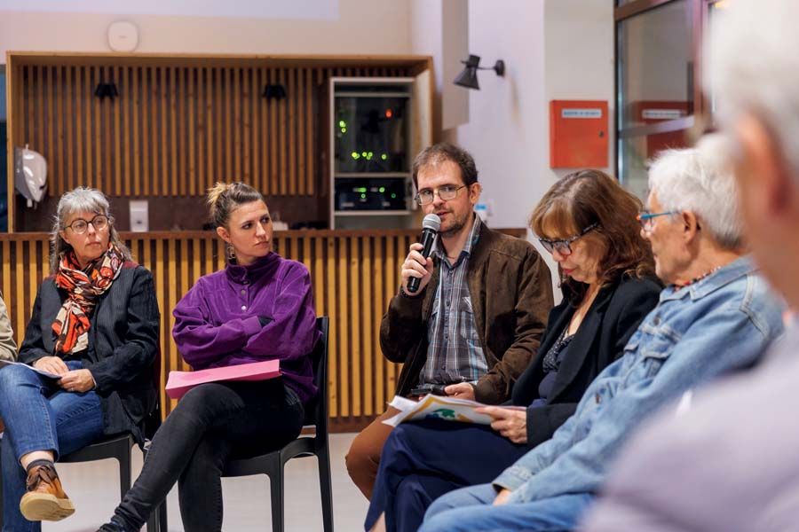 À Castanet-Tolosan (31), Julien Lopez, informaticien devenu conseiller municipal délégué à l'économie sociale et solidaire (3e à droite), a sensibilisé, en novembre 2024, 
les habitants à ce domaine porteur.