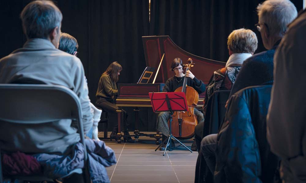 Des musiciens sillonnent les quartiers de La Rochelle pour faire découvrir la musique baroque aux élèves. Des musiciens sillonnent les quartiers de La Rochelle pour faire découvrir la musique baroque aux élèves.