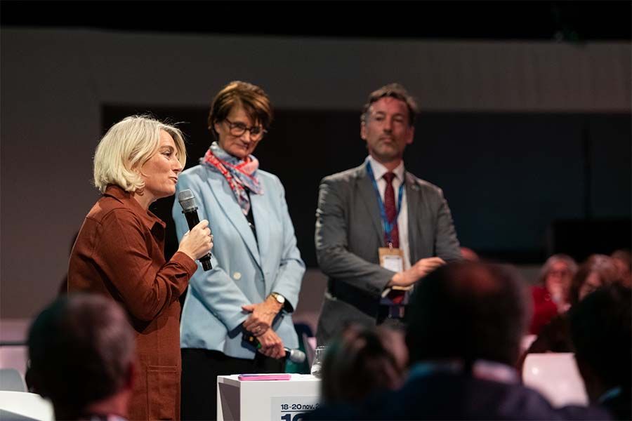 La ministre de la Santé, Stéphanie Rist, a déclaré, le 20 novembre, que " les maisons France santé ne sont pas un dispositif de plus. Elles doivent consolider les organisations mises en place dans les territoires " et garantir une offre de soins de proximité accessible à moins de 30 minutes et sous 48 heures. La ministre de la Santé, Stéphanie Rist, a déclaré, le 20 novembre, que " les maisons France santé ne sont pas un dispositif de plus. Elles doivent consolider les organisations mises en place dans les territoires " et garantir une offre de soins de proximité accessible à moins de 30 minutes et sous 48 heures.