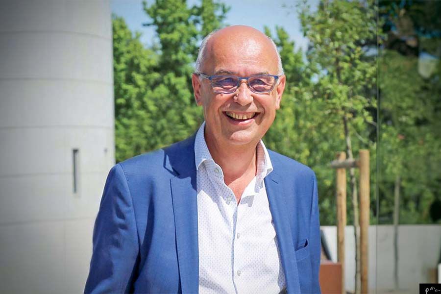 Pour Michel Labardin, maire de Gradignan (Gironde), " le poche, c'est la simplicité, l'accessibilité à tous, un coût modique, cela ressemble au service public ! "