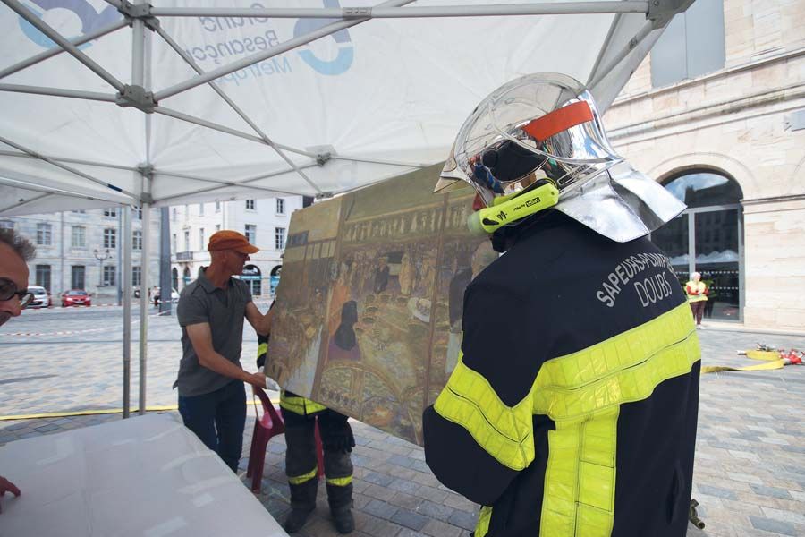 Au musée des Beaux-Arts et d'Archéologie de Besançon (25), pompiers et policiers se sont entraînés, lors d'un exercice alerte incendie en 2022, à évacuer de fausses œuvres pour les protéger en cas de sinistre.