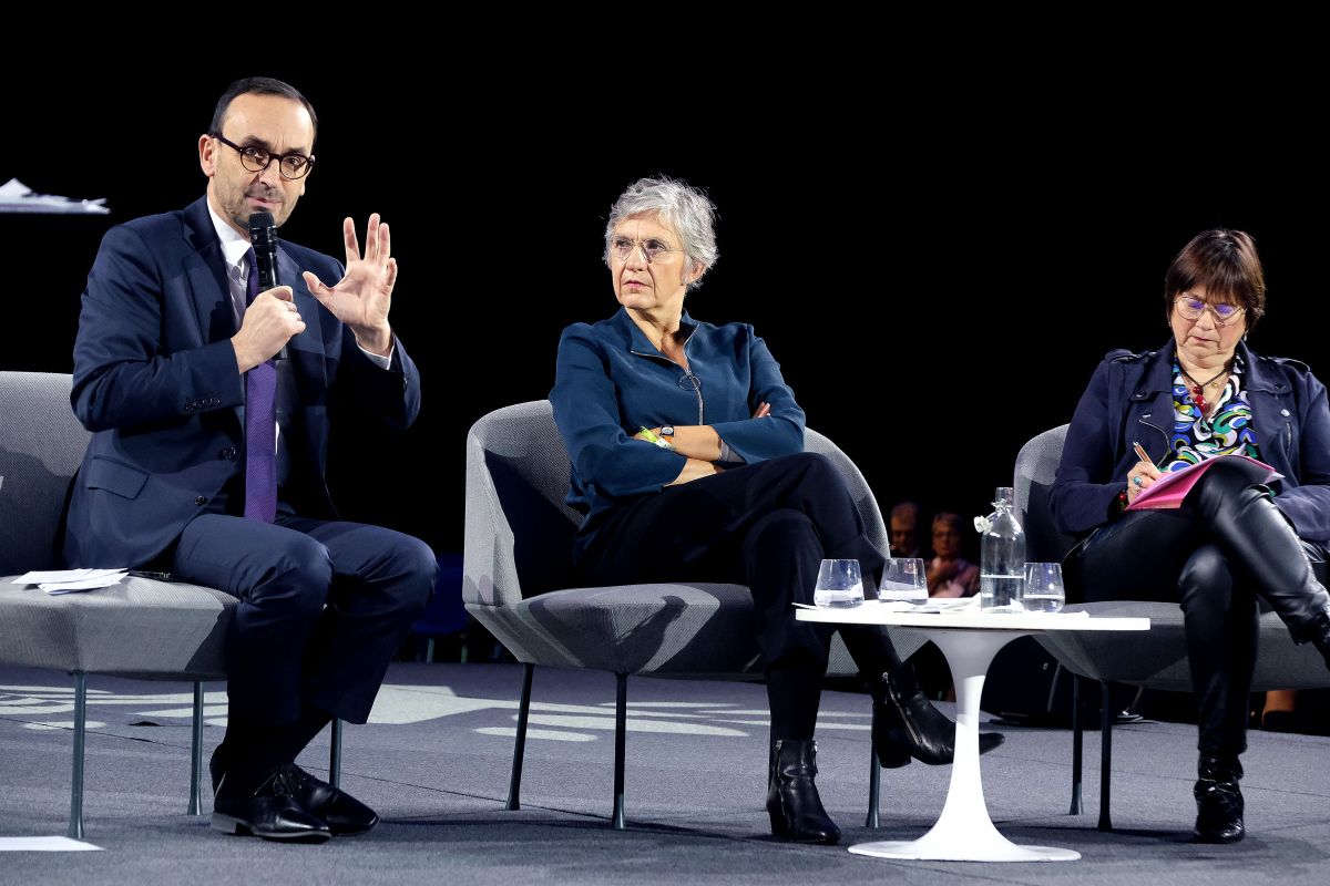 Thomas Cazenave, ministre délégué aux Comptes publics, Marie Ducamin, maire de Saint-Jacques de la Lande (35), et Catherine Bastoni, adjointe au maire chargée des finances à Montigny-le-Bretonneux (78), lors du débat finances, le 23 novembre 2023.