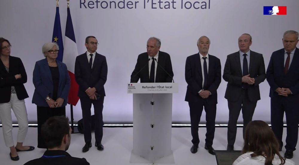 Conférence de presse du gouvernement Bayrou à Chartres, le 8 juillet, pour présenter la "réforme de l'État local". Conférence de presse du gouvernement Bayrou à Chartres, le 8 juillet, pour présenter la "réforme de l'État local".