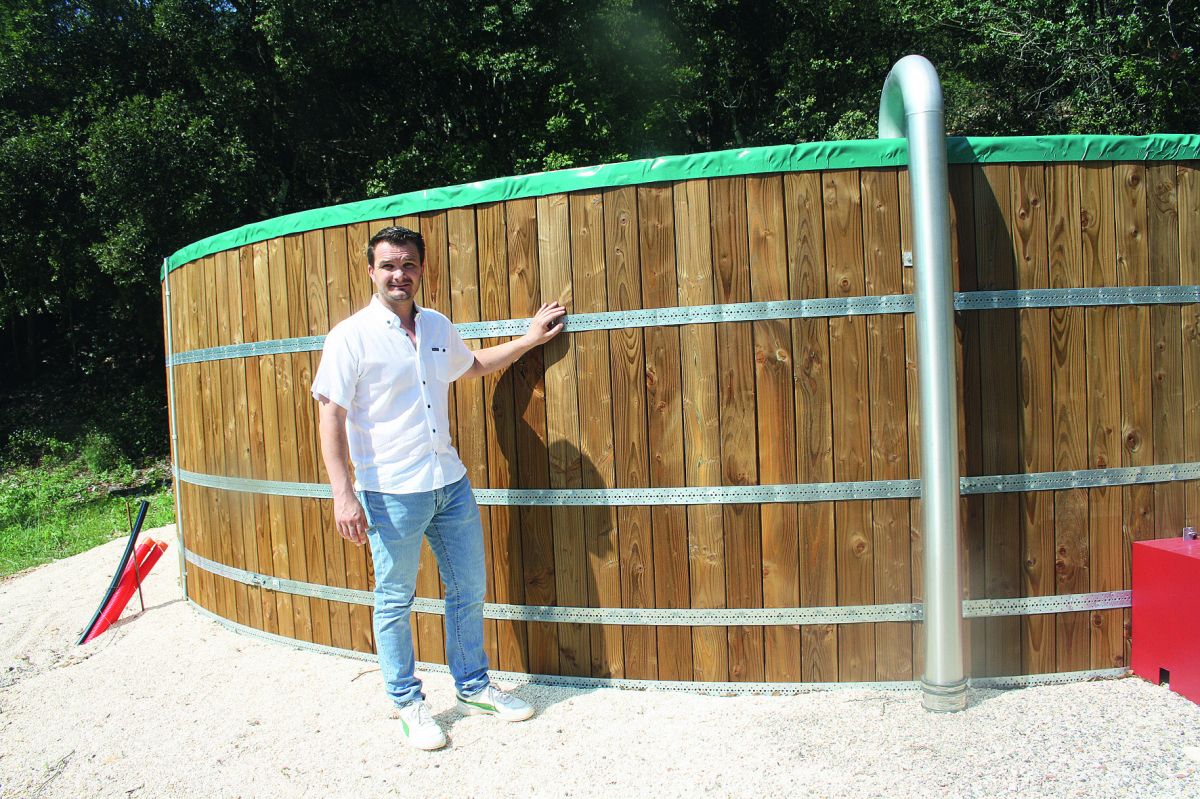 Le maire, Jérôme Laurent, devant la station d'épuration. L'eau filtrée est dirigée vers une réserve de 120 mètres cubes.