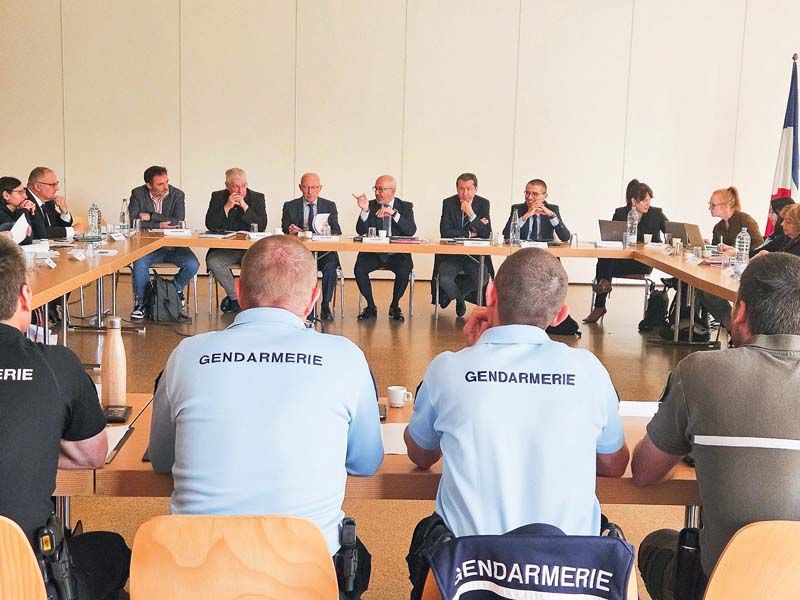 Cernay (68) réunit, chaque mois, un conseil (police, justice, bailleurs, médiateurs, éducateurs...) pour repérer les jeunes en décrochage scolaire ou à risque. Objectif : dialoguer avant de sanctionner.