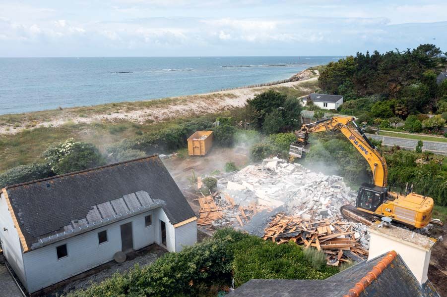 Face au risque d'effondrement du cordon dunaire 
de Treffiagat (29), la communauté de communes du Pays Bigouden Sud a racheté sept maisons les plus exposées pour les démolir et renaturer le site.  
