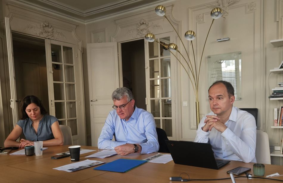Jean-Pierre Vigier, président de l'Anem (au centre), présente à la presse les propositions de l'association pour lutter contre les déserts médicaux en montagne, en compagnie du nouveau délégué général, Olivier Riffard (à droite), le 18 juin 2025. Jean-Pierre Vigier, président de l'Anem (au centre), présente à la presse les propositions de l'association pour lutter contre les déserts médicaux en montagne, en compagnie du nouveau délégué général, Olivier Riffard (à droite), le 18 juin 2025.